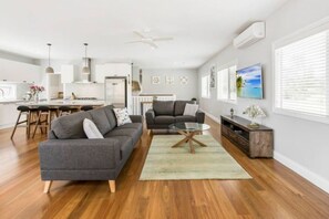 Smart TV, fireplace, table tennis, stereo - HALE KUPA | Rye Beach House | Spa | Table Tennis (Rye)