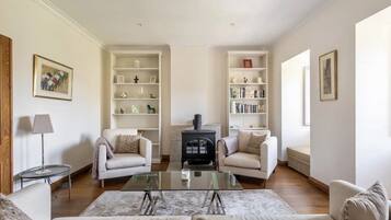 Smart TV, chimenea, reproductor de DVD y tenis de mesa