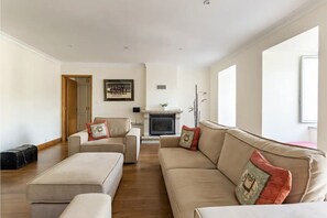 Smart TV, lareira, DVD player, mesa de pingue-pongue