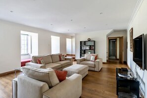 Smart TV, chimenea, reproductor de DVD y tenis de mesa 