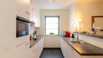 Business Apartment | Private kitchen | Full-size fridge, microwave, oven, stovetop