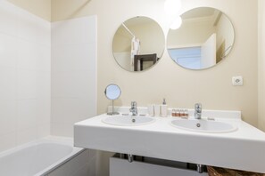 Appartement Affaires | Salle de bain | Baignoire et douche séparées, articles de toilette (gratuits)
