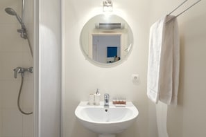 Business Apartment | Bathroom shower