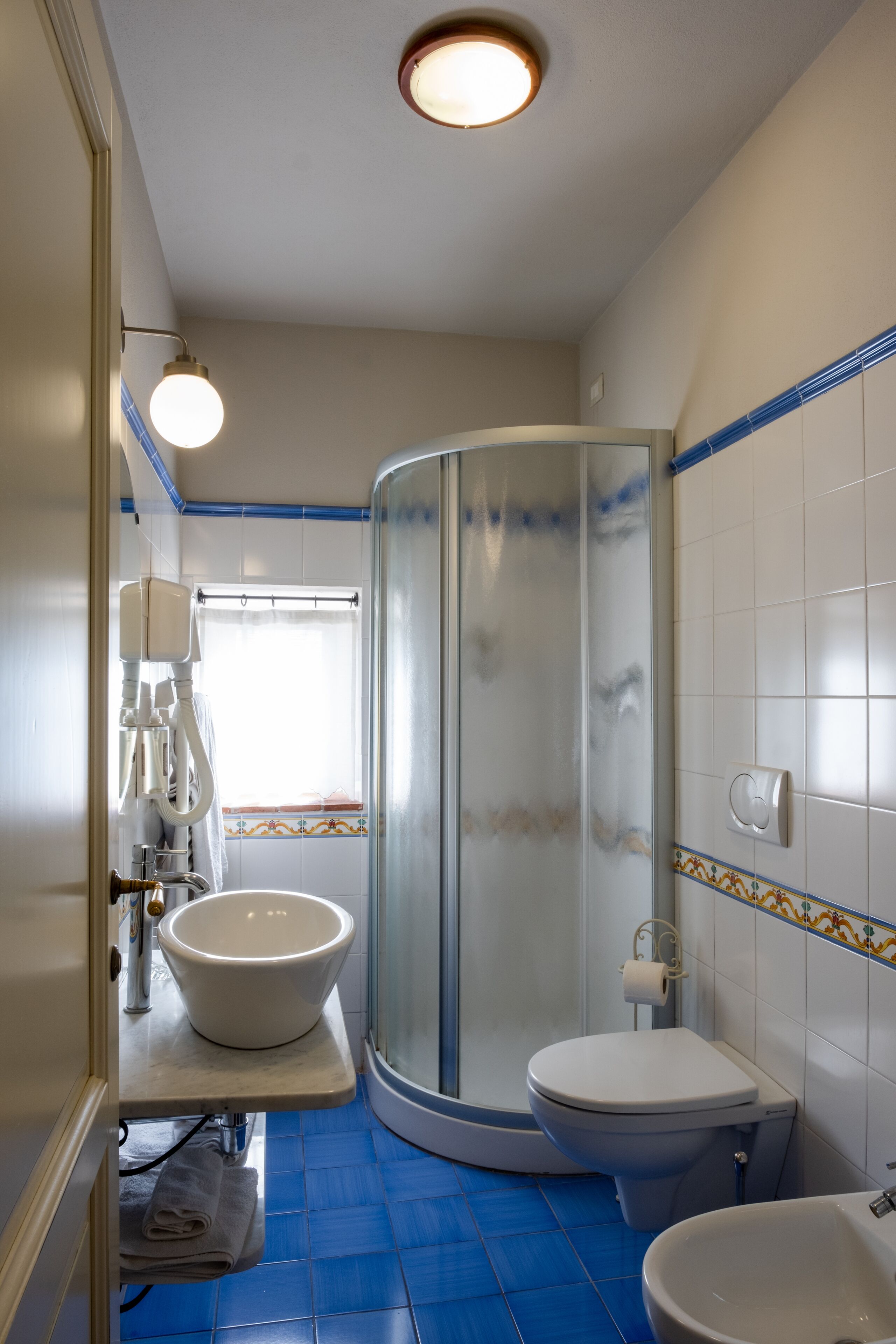 Superior Apartment | Bathroom | Shower, hair dryer, bidet, towels