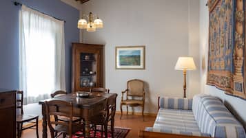 Superior-huoneisto | Oleskelualue | 22–tuumainen LCD-televisio, jossa digitaalikanavat