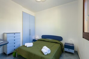 1 dormitorio, tabla de planchar con plancha, ropa de cama