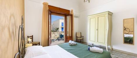 2 habitaciones, tabla de planchar con plancha y ropa de cama