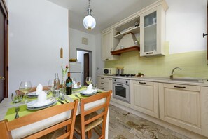 Réfrigérateur, un four, surface de cuisson, cafetière-théière