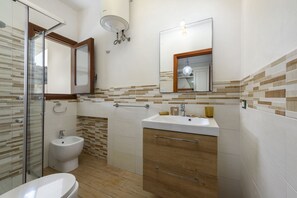 Dusche, Haartrockner, Bidet, Handtücher