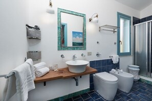 Douche, sèche-cheveux, bidet, serviettes fournies