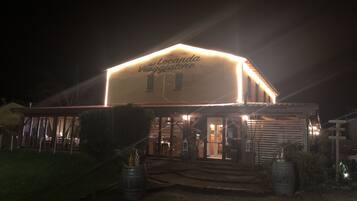 Bagian depan properti - sore/malam