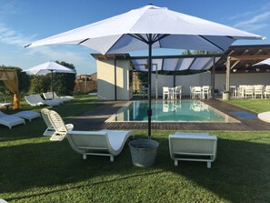 Seasonal outdoor pool, open 9:30 AM to 7:00 PM, pool umbrellas - Osteria e Locanda del Viaggiatore (Russi)