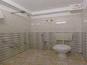 Standard Double Room | Bathroom | Shower, towels