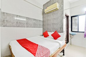 Room - OYO 60623 Shree Shalini Lodge (Ambajogai)