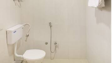 Standard Room | Bathroom | Shower, towels