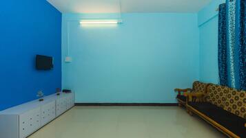 Deluxe Double Room | Living room