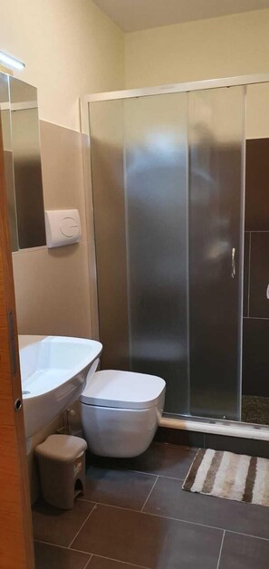 Apartment, 2 Bedrooms | Bathroom | Shower, bidet, towels - Casina in Montagna (Rivisondoli)