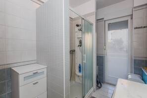 Deluxe-Apartment, 3 Schlafzimmer, Balkon | Badezimmer | Haartrockner, Handtücher, Seife, Toilettenpapier