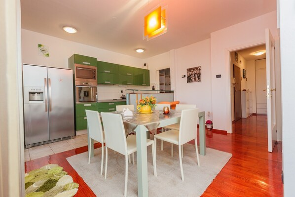 Deluxe Apartment, 3 Bedrooms, Balcony | Private kitchen | Fridge, microwave, oven, stovetop