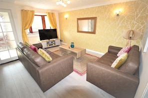 House | Living room | 30-inch TV with digital channels - DO NOT USE (Doncaster)