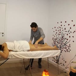 Een sauna, een bubbelbad, lichaamsbehandelingen, hotstone-massages