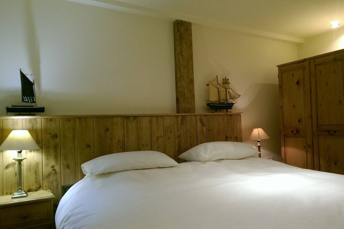 Superior Double Room, 1 King Bed, Ensuite | Individually decorated, individually furnished, iron/ironing board