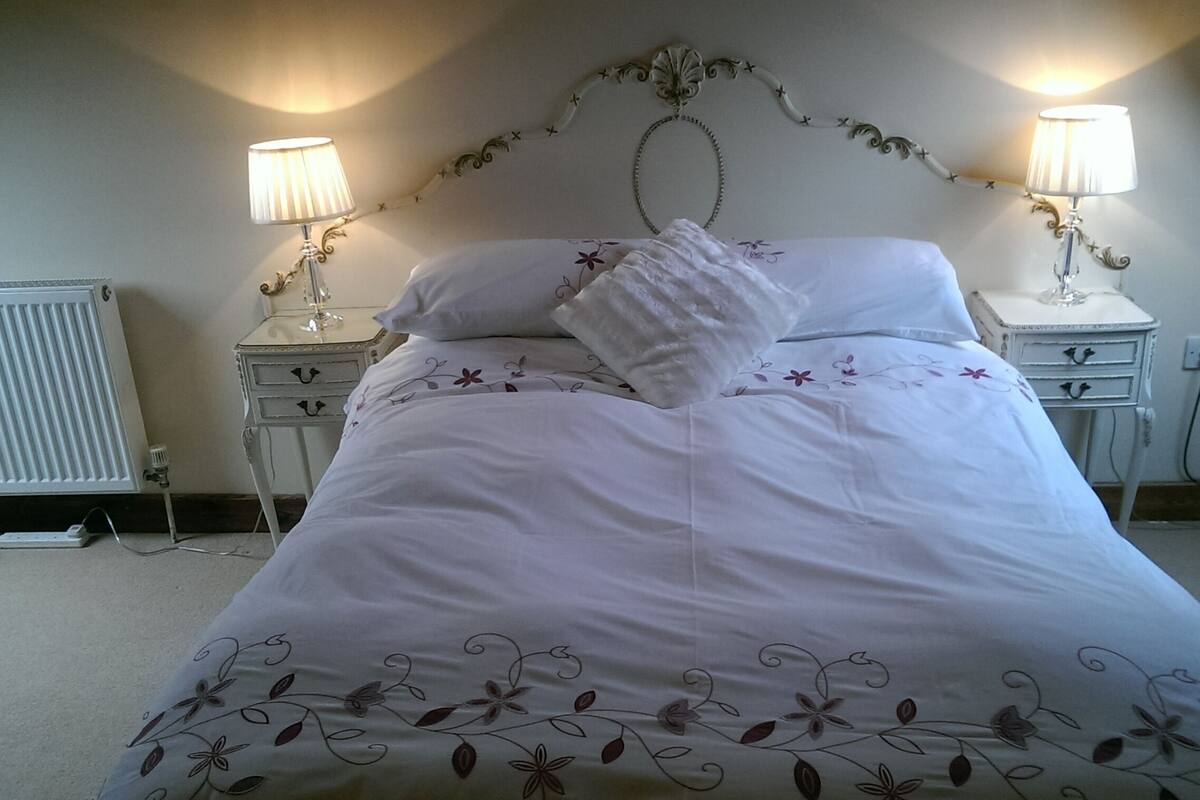 Family Room, Ensuite | Individually decorated, individually furnished, iron/ironing board