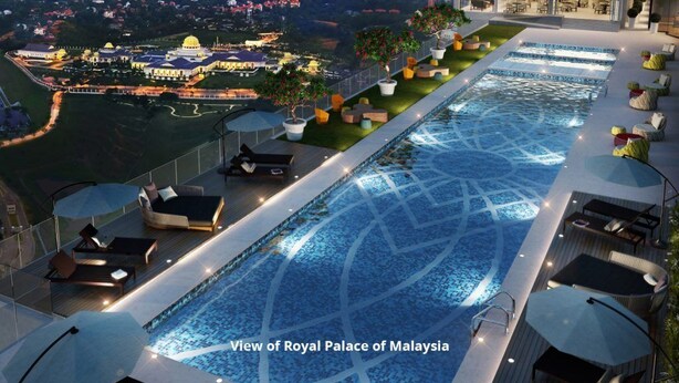 Una piscina en la azotea con vistas al Palacio Real de Malasia.