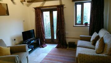 Superior Apartment (Kingfisher) | Living room | Flat-screen TV, heated floors