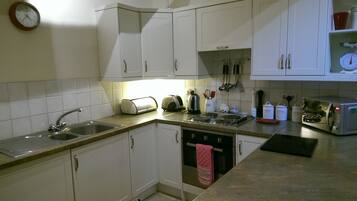 Superior Apartment (Kingfisher) | Private kitchen | Fridge, microwave, oven, stovetop