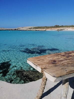 Playa en los alrededores y toallas de playa