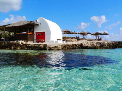 Secluded spacious villa mature gardens in Binibeca Nou private pool wifi aircon