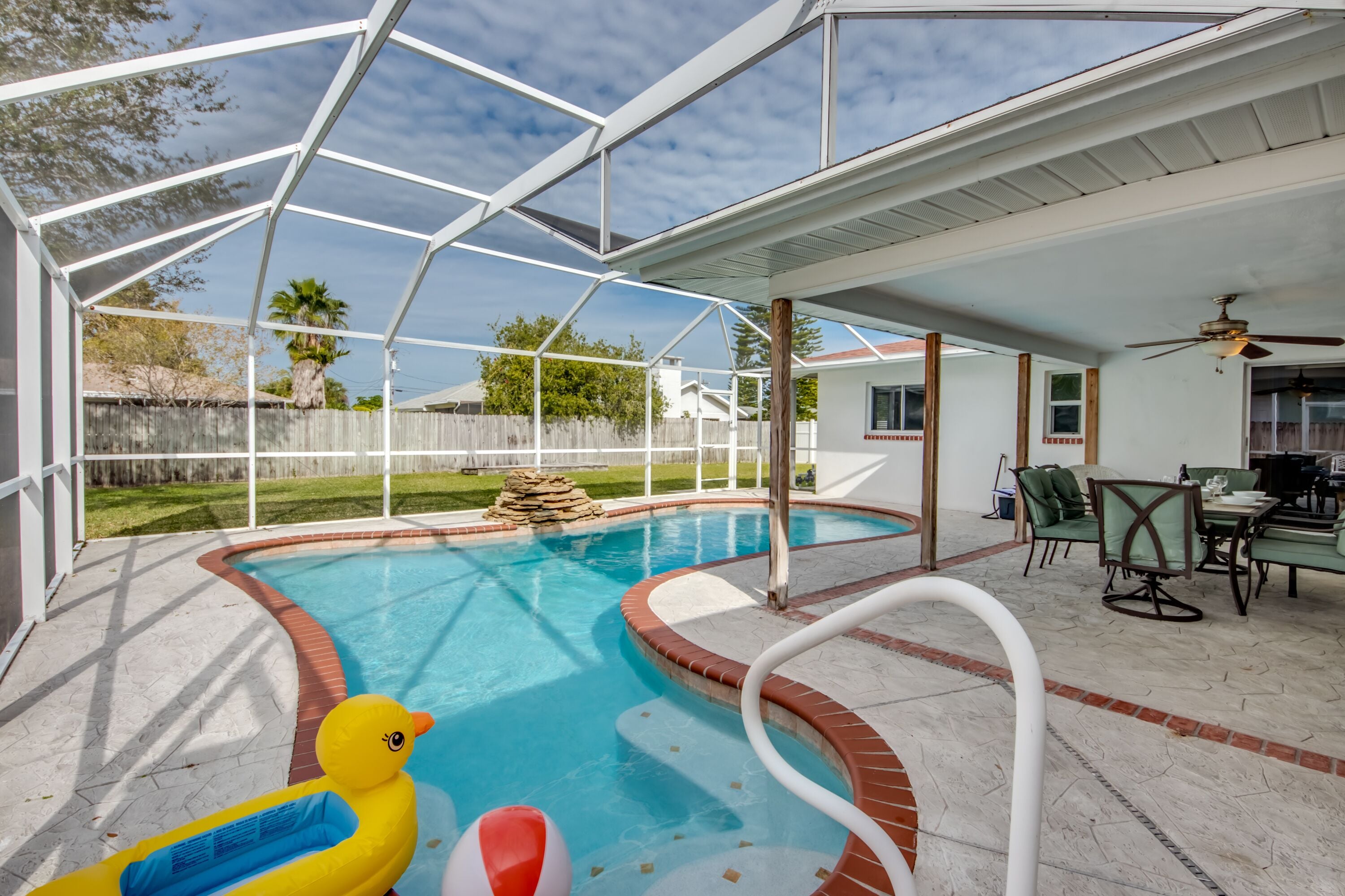 Utendørsbasseng og et oppvarmet basseng