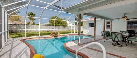 Utendørsbasseng og et oppvarmet basseng