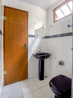 Habitación cuádruple superior, varias camas | Baño | Regadera, regadera tipo lluvia, amenidades de baño gratuitas, toallas