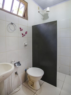 Habitación triple, varias camas | Baño | Regadera, regadera tipo lluvia, amenidades de baño gratuitas, toallas