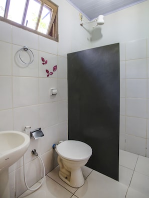 Triple Room, Multiple Beds | Bathroom | Shower, rainfall showerhead, free toiletries, towels