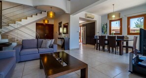 Televisión, reproductor de DVD, futbolito y tenis de mesa 