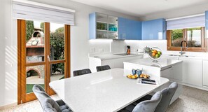 Fridge, microwave, oven, stovetop - Junior Villa AZ02 - Lania (Kouklia)