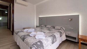 2 bedrooms, desk, iron/ironing board, WiFi - Parque Santiago II 85 - Two Bed south facing (Playa de la Américas)