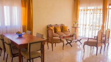 Daily cooked-to-order breakfast for a fee