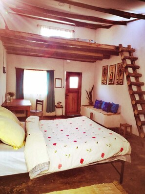 Habitación familiar | Tabla de planchar con plancha y ropa de cama