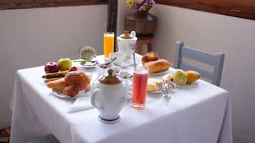 Se sirven desayunos, comidas, cenas y cocina local e internacional