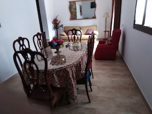 Casa, 3 quartos | Opções para refeição no quarto