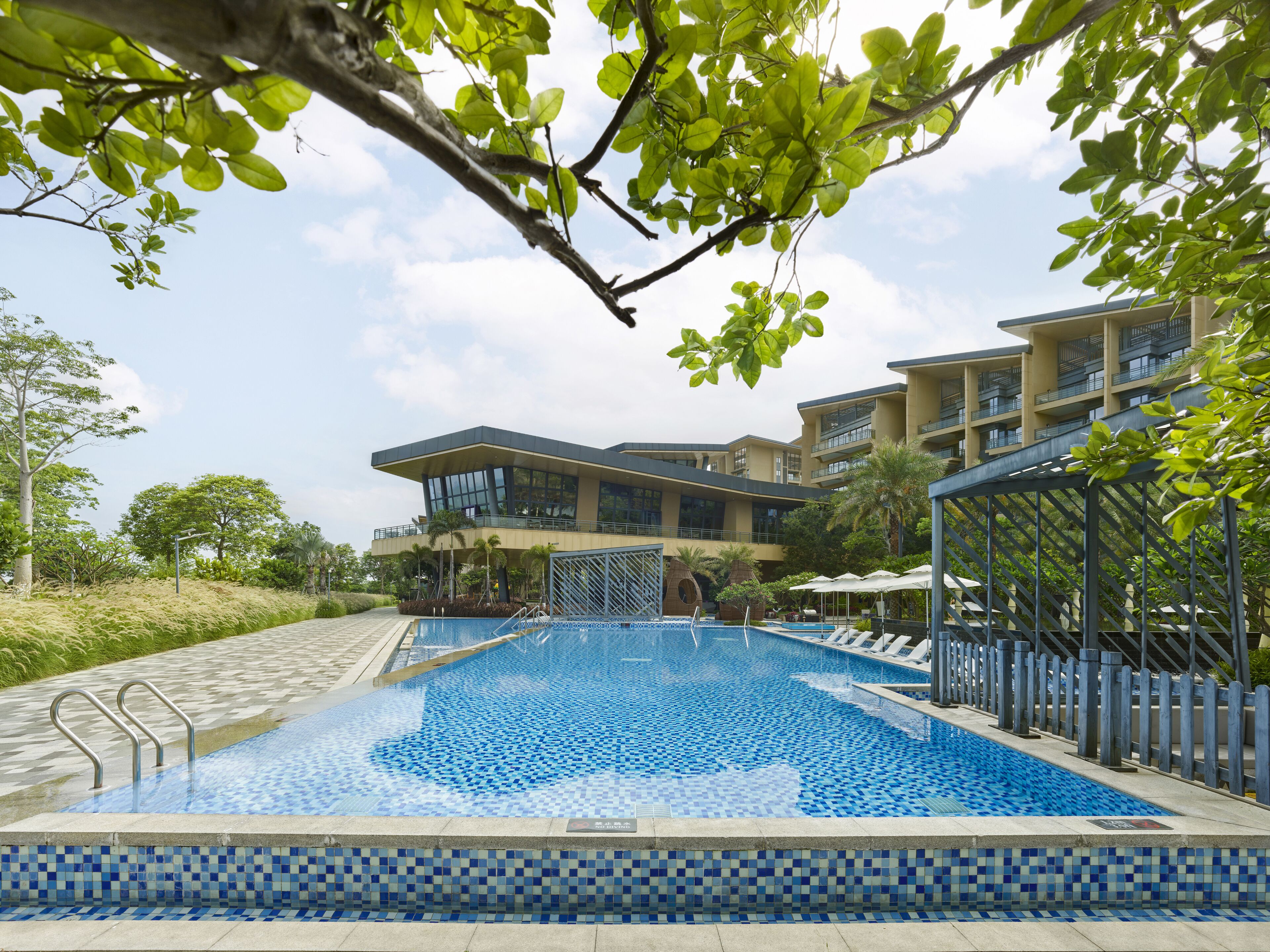 Una piscina cubierta, una piscina al aire libre de temporada, tumbonas