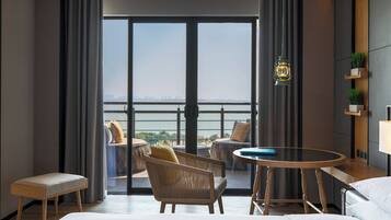 Chambre, 1 très grand lit, balcon, en front de mer | Literie de qualité supérieure, couette en duvet d'oie, surmatelas