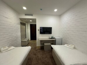 Habitación estándar con 2 camas individuales | 1 habitación, caja de seguridad en la habitación y escritorio