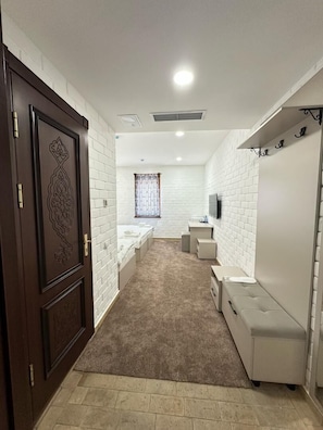 Habitación triple familiar | 1 habitación, caja de seguridad en la habitación y escritorio