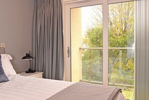 2 bedrooms, iron/ironing board, free WiFi, bed sheets - Adults only apartment with balcony & two bathrooms (Eastbourne)