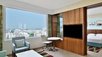 Suite, 1 Tempat Tidur Queen | Seprai premium, bantalan ekstra lembut, brankas, dan meja kerja